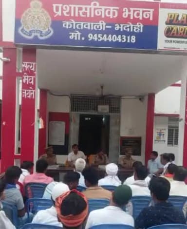 भदोही: रामनवमी, ईद ,अंबेडकर जयंती को लेकर सीओ भदोही ने दुर्गागंज थाने में पीस कमेटी के साथ की बैठक।