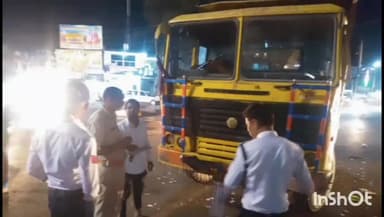 गुना नगर: नो एंट्री में घुसे डंपर को यातायात पुलिस ने जय स्तंभ चौराहे पर पड़ा कटा ₹5000 का चालान