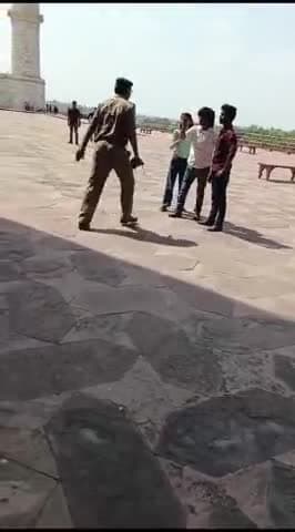 आगरा ताजमहल पर सीआईएसएफ की खुली गुंडागर्दी ताज का दीदार करने आई महिला के साथ की मारपीट रील बनाने को लेकर हुआ था विवाद