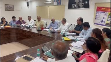 अमरोहा: गांधी सभागार में डीएम ने मुख्य पशु चिकित्सा अधिकारी सड़कों पर घूम रहे पशुओं को पकड़ कर गौशाला भेजने के दिए निर्देश