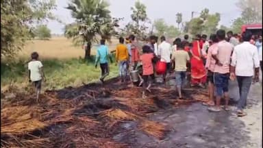 बरौली: बरौली सुरवल मुख्य पथ पर लगी भीषण आग, खेत में लगी फसल जलकर हुई राख, मौके पर पहुंची दमकल की गाड़ी ने आग पर पाया काबू।