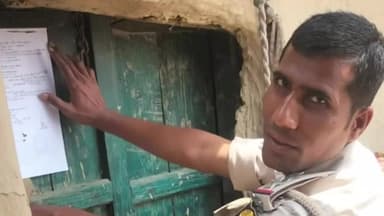 गौनहा: मटियरिया थाना क्षेत्र के शेरपुर बैरिया टोला के चार अभियुक्त के घर पुलिस ने चिपकाया इश्तहार