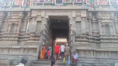 விருத்தாசலம்: விருத்தகிரிஸ்வரர் ஆலயத்தில் கோவில்நிர்வாகம் சனி பிரதோசத்திற்கு வந்த பக்தர்களிடம்  நூறு சதவிகித வாக்குபதிவை வலியுறுத்தி உறுதி மொழி ஏற்றனர்