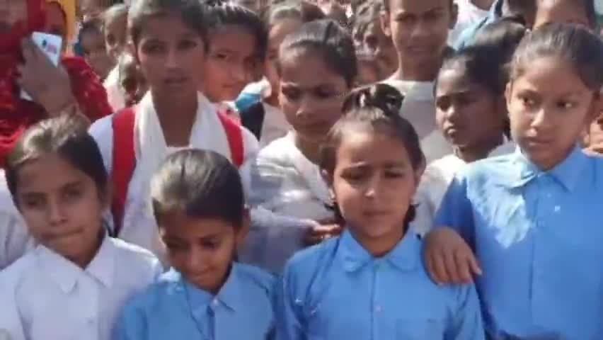 निगदू: गांव बदनारा में स्कूल में टीचर नही होने पर बच्चो और उनके अभिभावकों ने किया रोष प्रदर्शन