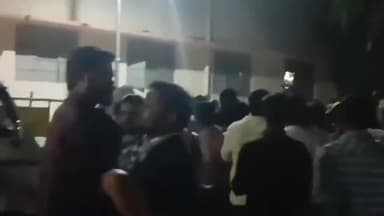 प्रयागराज: प्रयागराज जंक्शन पर आरपीएफ थाने के सामने लगा लोगों का जमावड़ा