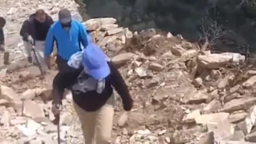 शामा: जनपद के सूदूरवर्ती अंतिम सीमा पर स्थित बोरबलड़ा मतदान केंद्र पहुंची डीएम बागेश्वर वहां की ब्यवस्थाओं का जायजा लिया है