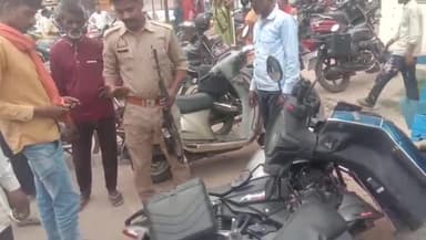 रायबरेली: सारस चौराहे पर तेज रफ्तार कार रोड़ पर खड़ी गाड़ियों में टक्कर मारते हुए  दुकान में घुसी घटना में 2 घायल, पहुँची पुलिस