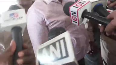 कानपुर: कानपुर कचहरी में आगजनी मामले में पेशी के लिए आए इरफान सोलंकी के भाई रिजवान बोले " हमारे लिए दुआ कीजिए "