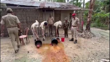 সোণাৰি: চৰাইদেউ জিলা আবকাৰী বিভাগে সোণাৰিত দুৰিবাম বাগিছাৰ ৩নং' লাইন১২ নংলাইনত অবৈধ সুৰাৰ বিৰুদ্ধে অভিযান চলাই ৪৬০লিটাৰ পাছ নষ্ট