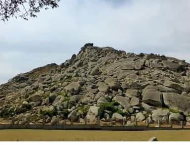 साधारण सा दिखने वाला यह पहाड़ अन्य पहाड़ों की तुलना में बिल्कुल अलग है बिहार के गया में स्थित यह पर्वत भारतीय इतिहास का एक अध्याय है इस पहाड़ के पत्थर में बनाई गई देवी देवताओं की मूर्ति जगह-जगह पहाड़ और मंदिरों के स्तंभ इसकी विरासत की गाथा