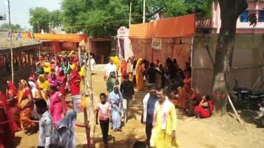 उदवंत नगर: श्री श्री लक्ष्मी नारायण महायज्ञ को लेकर उदवंतनगर में मंडप की परिक्रमा में उमड़ रही श्रद्धालुओं की भीड़