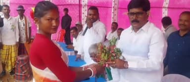 गोमिया: भेलवापानी स्थित सड़क टोला में सरहुल पूजा महोत्सव का आयोजन किया गया।