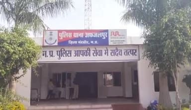 दलौदा: अफजलपुर थाना क्षेत्र के बस स्टैंड ग्राम रिण्डा गांव से शंकर सिंह को 20 लीटर हाथ भट्टी कच्ची शराब के साथ पकड़ा