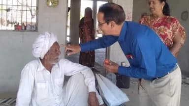 दलौदा: ग्राम ढिकोला में मतदाता जागरूकता को लेकर फैलाई जागरूकता एवं 85 + बुजुर्ग मतदाता के घर जाकर किया स्वागत#