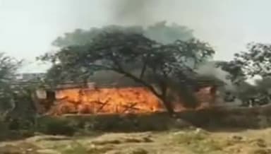 रामगढ़ पचवारा: नापा का वास की बड़ी कोठी पर पाटोर में लगीं आग, पशुओं का 15 क्विंटल चारा जल कर हुआ राख