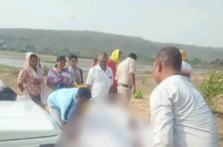 देवभोग: मैनपुर पुलिस ने पेश की मानवता की मिसाल, अर्थी को कंधा देते हुए अनजान महिला का किया अंतिम संस्कार