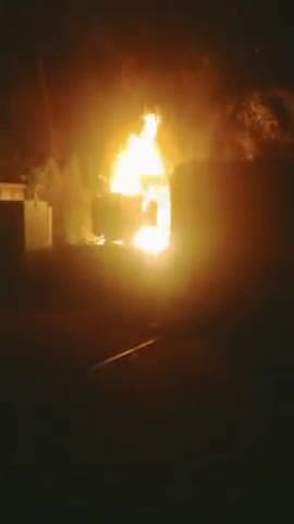 हमीरपुर: मुख्यालय के पुराना एआरटीओ ऑफिस के पास लोड बढ़ने से ट्रांसफार्मर में लगी आग डेढ़ घंटे बत्ती गुल रही