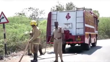 விருத்தாசலம்: விருத்தாச்சலம் நாச்சியார் பேட்டை ரயில்வே கேட் அருகில் கொட்டப்பட்ட குப்பை கழிவுகள் தீப்பற்றி எரிந்ததால் பரப்பு;அரைமணி நேரம் போராடி தீ அணைப்பு