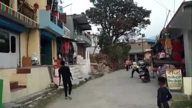 देवलथल: देवलथल बाजार में बिजली के झूलते तारों से बढ़ा खतरा, क्षेत्रवासियों ने विभाग से बिजली की लाइन ठीक करने की लगाई गुहार