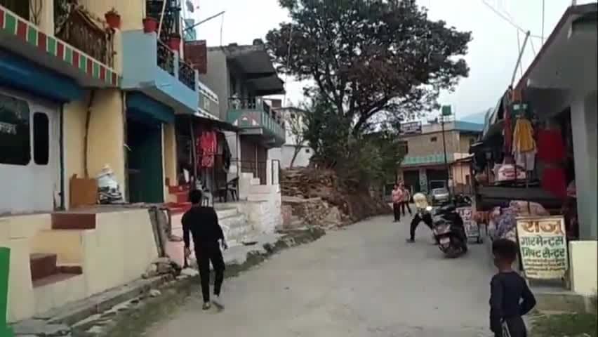 देवलथल: देवलथल बाजार में बिजली के झूलते तारों से बढ़ा खतरा, क्षेत्रवासियों ने विभाग से बिजली की लाइन ठीक करने की लगाई गुहार