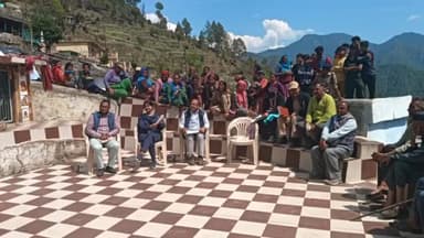 प्रतापनगर: सिलोड़ागांव के ग्रामीणों ने 'रोड नहीं तो वोट नहीं' को लेकर ग्रामीणों ने प्रतापनगर की एसडीएम को बेरंग लौटाया