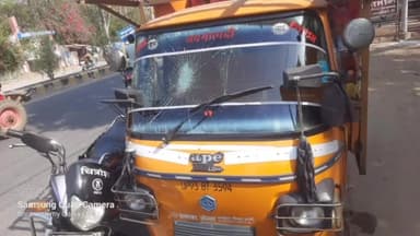 झांसी: झांसी राजकीय महिला पॉलिटेक्निक के सामने कार व टैक्सी की मामूली भिड़ंत में कार चालक ने टैक्सी चालक के साथ की मारपीट