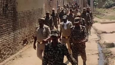 हमीरपुर: आगामी लोकसभा चुनाव के दृष्टिगत कुरारा थाना क्षेत्र में केन्द्रीय पुलिस बल के साथ किया गया एरिया डोमिनेशन