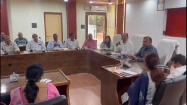 अमरोहा: डीएम ने 26 अप्रैल को मतदान के प्रति लोगों को जागरूक करने के गांधी सभागार में अधिकारियों को दिए निर्देश