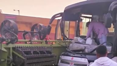 भरथना: बकेवर कस्बा के NH19 आजाद ढाबा के समाने कंबाइन हार्वेस्टर में घुसी श्रद्धालुओं से भरी बस,कोई जनहानि नहीं हुई