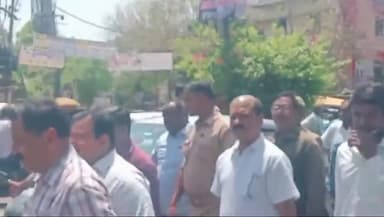 प्रयागराज: कचहरी के पास सड़क किनारे अवैध अतिक्रमण हटाने पहुंची नगर निगम की टीम,मचा हड़कंप