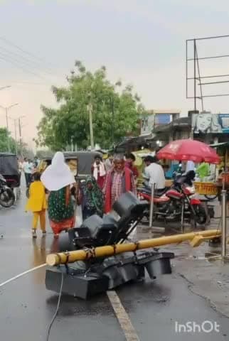 चितरंगी: तेज आंधी तूफान व बारिश से बैढ़न अंबेडकर चौक स्थित यातायात सिग्नल का पोल गिर गया, बाल-बाल बचे लोग