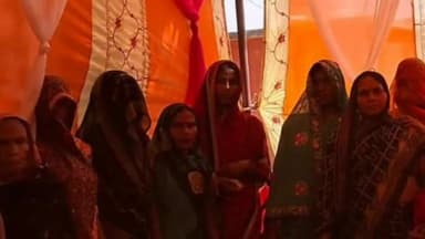 हसनपुरा: गायघाट के मितवार में आंगनबाड़ी केंद्र पर मतदाताओं को मतदान के लिए शपथ दिलाते हुए मतदान के लिए जागरुक किया गया।