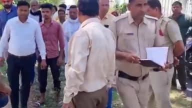 करनाल: गांव मंचुरी के पास दो गाड़ियों और एक मोटरसाइकिल में हुई टक्कर पुलिस पहुंची मौके पर।