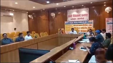 हरदोई: कलेक्ट्रेट सभागार में जिलाधिकारी ने नोडल अधिकारियों के साथ चुनाव तैयारियों की समीक्षा की