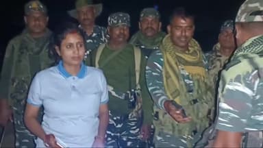 डेहरी: लोकसभा चुनाव के मद्देनजर डालमियानगर में SHO ने चलाया एस ड्राइव, संदिग्ध वाहनो की ली गई तलाशी,शराब की खेप भी मिली