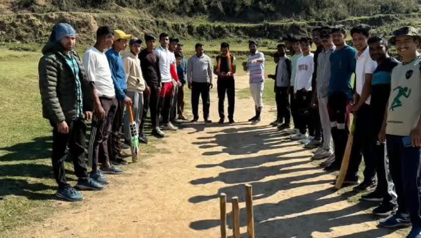 मंच: सीमांत के मिट्टीखाल मैदान में तल्लादेश मंडल अध्यक्ष कैलाश बोहरा ने क्रिकेट प्रतियोगिता का किया शुभारंभ