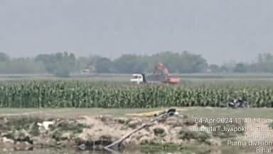 फसलों के बीच से इस तरह का खनन उचित है?
दिघलबैंक के बांस बाड़ी के समीप , नदी के समीप से #kishanganjnews #virail