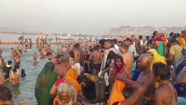 प्रयागराज: सोमवती अमावस्या पर श्रद्धालुओं ने संगम में लगाई आस्था की डुबकी,पति की लंबी आयु व परिवार के सुख - समृद्धि का मांगा आशीष