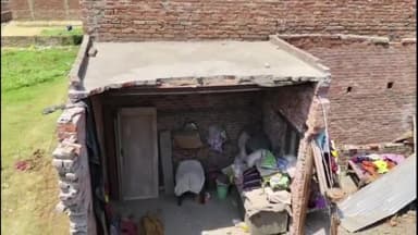 अमरोहा: मोहल्ला जय ओमनगर में अचानक गिरा मकान, महिला दबकर हुई घायल