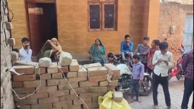 फिरोज़ाबाद: हिमायूपुर इलाके में दबंगों ने एक व्यक्ति को घर से खींचकर सड़क पर लाकर लात-घूंसे और लाठी-डंडे से जमकर पीटा, वीडियो वायरल