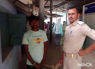 नवादा: गोविंदपुर चेक पोस्ट से पुलिस ने देसी शराब के साथ एक युवक को किया गिरफ्तार।