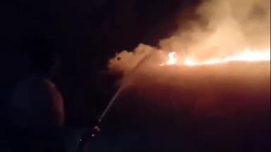 पटेढ़ी बेलसर: ढाब दियारा में असामाजिक तत्वों ने लगाई आग, लाखों का ईकरी झलसी जलकर राख; कड़ी मशक्कत के बाद पाया गया काबू