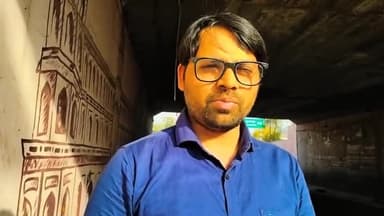 #योगीराज_मे_लखनऊ_मे_भ्रष्टाचार की झलकी देखे रेलवे ब्रिज के नीचे लगी ट्यूब लाइट लाइट का कनेक्शन नही तीन वर्षो से बिल आरहा