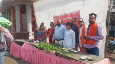 विदिशा नगर: गुड़ी पड़वा और नव संवत्सर पर विश्व हिंदू परिषद के लोगों ने माधवगंज में राहगीरों को तिलक लगाकर दी शुभकामनाएं