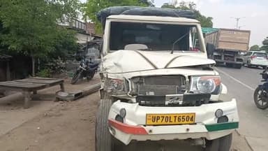 करछना: ग्लास फैक्ट्री सब्जी मंडी के पास विपरीत दिशा में आ रही पिकअप गाड़ी ने टूरिस्ट गाड़ी में मारी टक्कर