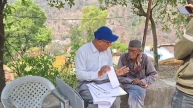 प्रतापनगर: प्रतापनगर में पोलिंग पार्टियों ने दिव्यांगों व 85 वर्ष से अधिक आयु के मतदाताओं को घर-घर जाकर पोस्टल बैलेट से कराया मतदान