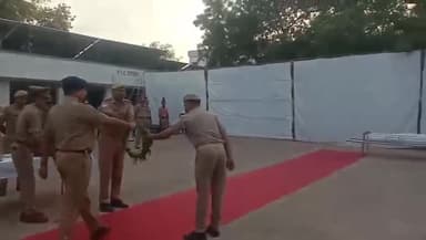 मुरादाबाद: पुलिस लाइन मे एसएसपी हेमराज मीना द्वारा अन्य अधिकारियों के साथ दिवंगत दरोगा को सैल्यूट करते हुए भावभीनी श्रद्धांजलि दी