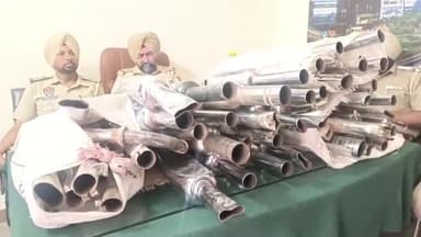 ਸੰਗਰੂਰ: ਪਟਾਕੇ ਪਾਉਣ ਵਾਲੇ ਬੁਲਟ ਮੋਟਰਸਾਈਕਲਾਂ ਦੇ ਸਲੈਂਸਰ ਲੁਹਾ ਕੇ ਟਰੈਫਿਕ ਪੁਲਿਸ ਨੇ 100 ਦੇ ਕਰੀਬ ਸਲੈਂਸਰ ਟਰੈਫਿਕ ਦਫਤਰ ਜਮਾ ਕਰਵਾਏ