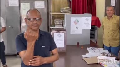 मुज़फ्फरनगर: कचहरी के डीएम न्यायालय में आवश्यक सेवा से जुड़े मतदाताओं के द्वारा किया अपने मतदान का प्रयोग