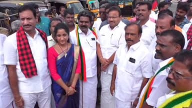 விருத்தாசலம்: விருத்தாசலம் நகராட்சியில் 33 வார்டிலும் அமைச்சர் கணேசன் தலைமையில் இருசக்கர வாகனத்தில்  காங்கிரஸ் வேட்பாளருக்கு வாக்கு சேகரிப்பு